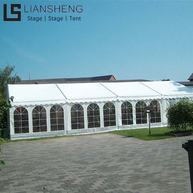 Maßgeschneidertes Hochzeitszelt (20 x 30 m) – ein exklusiver romantischer Raum für den Schutz Ihrer perfekten Hochzeit.