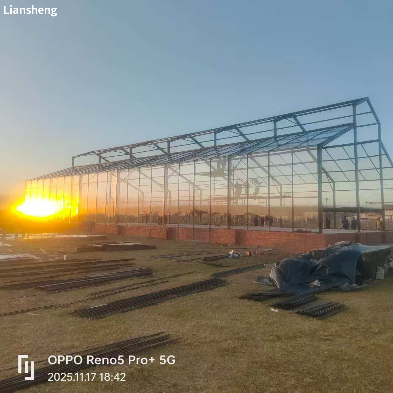 Maßgeschneiderte Größe und Stil von Atriumzelten im Freien, die speziell für Versammlungen, Hochzeiten und Großveranstaltungen entwickelt wurden