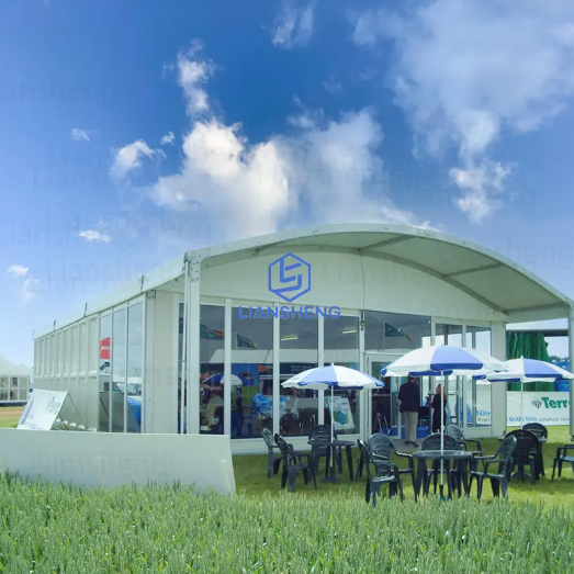 Luxuri&ouml;ses Outdoor-Eventzelt f&uuml;r gro&szlig;e Messen